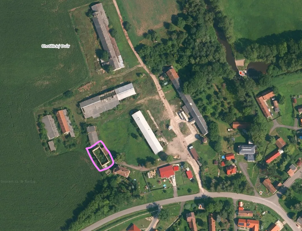 Zbytky panského dvora Náchod v Chotělicích (vyznačeno)
